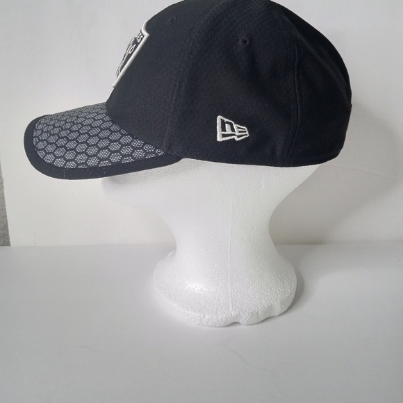 Men's New Era Oakland Raiders 2017 Official NFL Sideline 3930 Cap Black/Gray - Picture 3 of 10